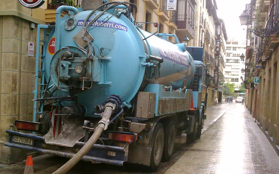 Desatascos con camiones cisterna dotados de equipos mixtos de absorción de residuos y bomba de alta presión.